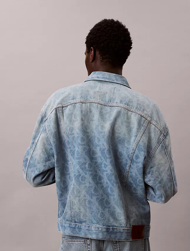 Trucker Jacket z monogramem na całej powierzchni w stylu lat 90. Trucker Jacket z monogramem na całej powierzchni w stylu lat 90.