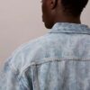 Trucker Jacket z monogramem na całej powierzchni w stylu lat 90. Trucker Jacket z monogramem na całej powierzchni w stylu lat 90.
