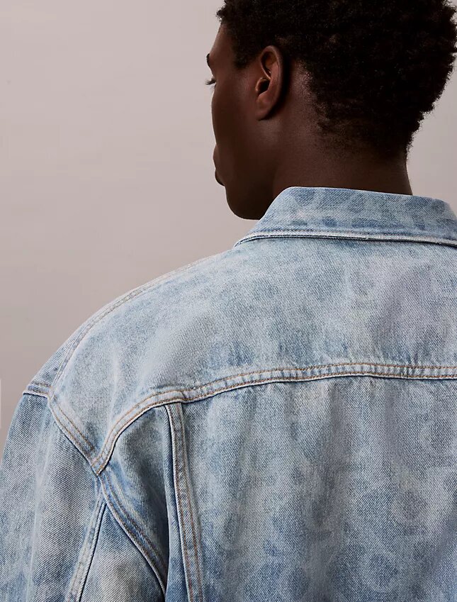 Trucker Jacket z monogramem na całej powierzchni w stylu lat 90. Trucker Jacket z monogramem na całej powierzchni w stylu lat 90.