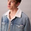 Trucker Jacket z polaru Sherpa w stylu lat 90. Trucker Jacket z polaru Sherpa w stylu lat 90.