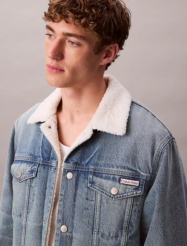 Trucker Jacket z polaru Sherpa w stylu lat 90. Trucker Jacket z polaru Sherpa w stylu lat 90.