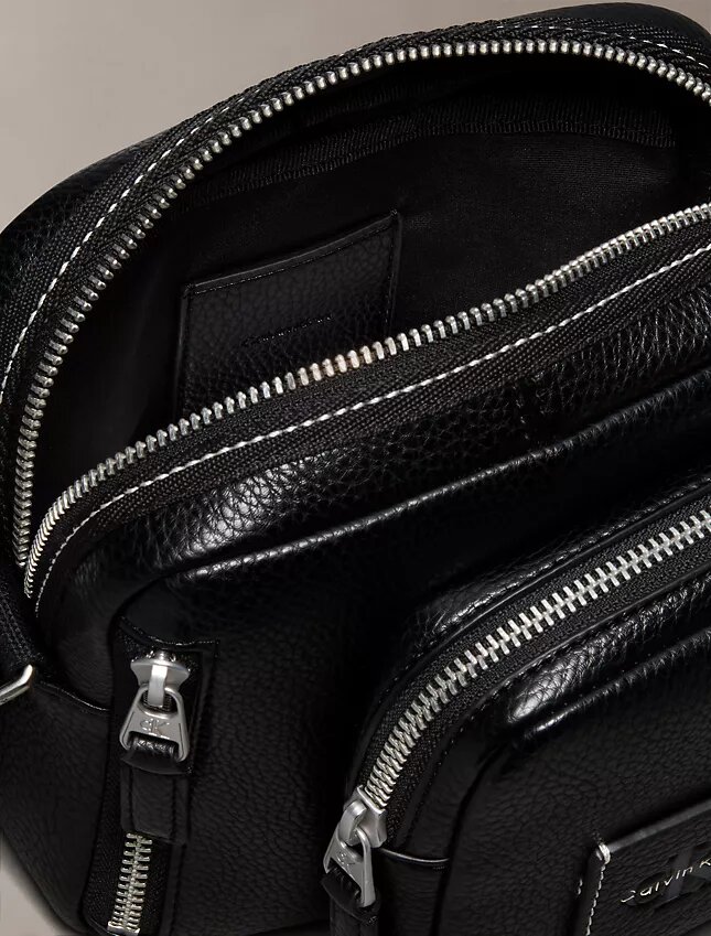 Wyrazista torebka crossbody z fakturą „pebble” Wyrazista torebka crossbody z fakturą „pebble”