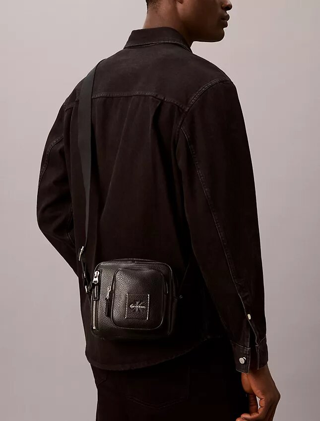 Wyrazista torebka crossbody z fakturą „pebble” Wyrazista torebka crossbody z fakturą „pebble”