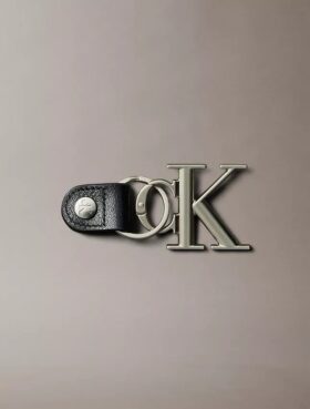 Wyrazisty brelok z Monogramem Wyrazisty brelok z Monogramem