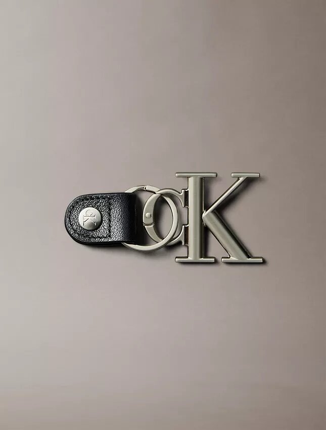 Wyrazisty brelok z Monogramem Wyrazisty brelok z Monogramem