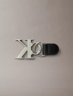 Wyrazisty brelok z Monogramem Wyrazisty brelok z Monogramem