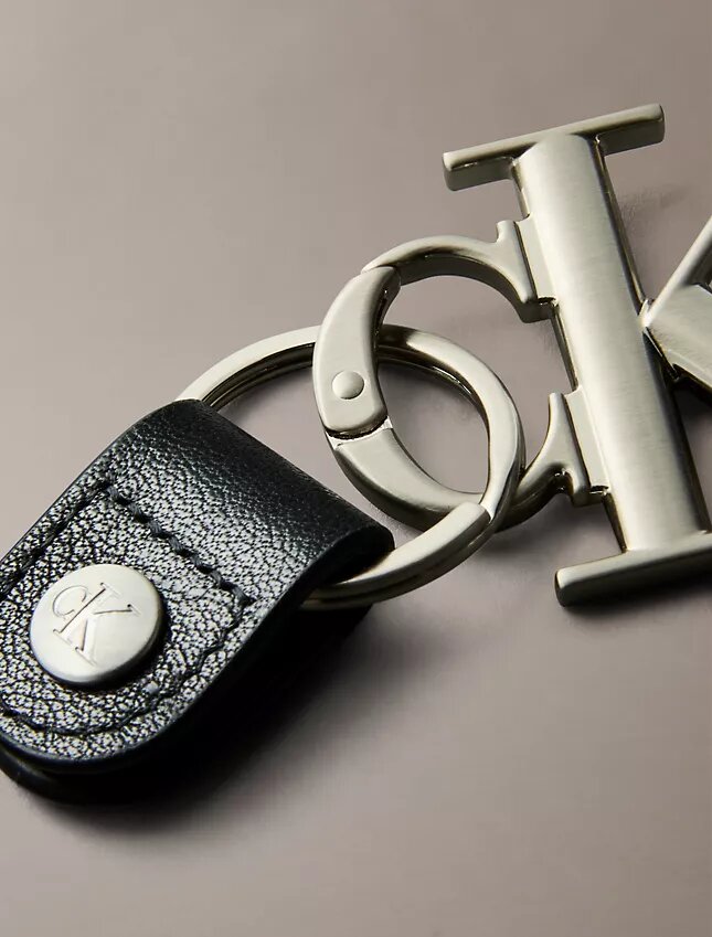 Wyrazisty brelok z Monogramem Wyrazisty brelok z Monogramem