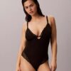 Zmysłowy, elastyczny body z koronki modelującej sylwetkę w bieliźnie modelującej