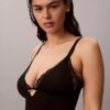 Zmysłowy, elastyczny body z koronki modelującej sylwetkę w bieliźnie modelującej